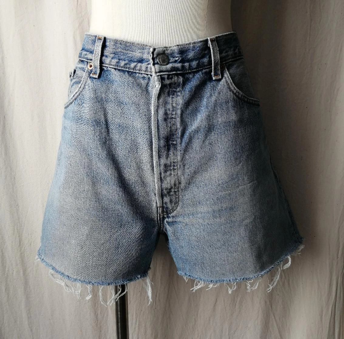 Short en jean bleu clair effet usé à franges "Levi's" 501